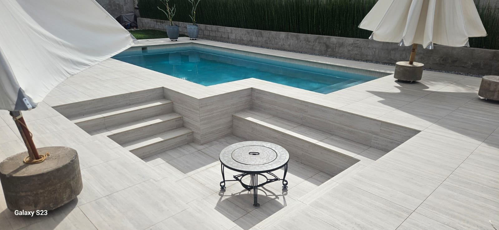Instalación real de porcelanato en exterior para piscina