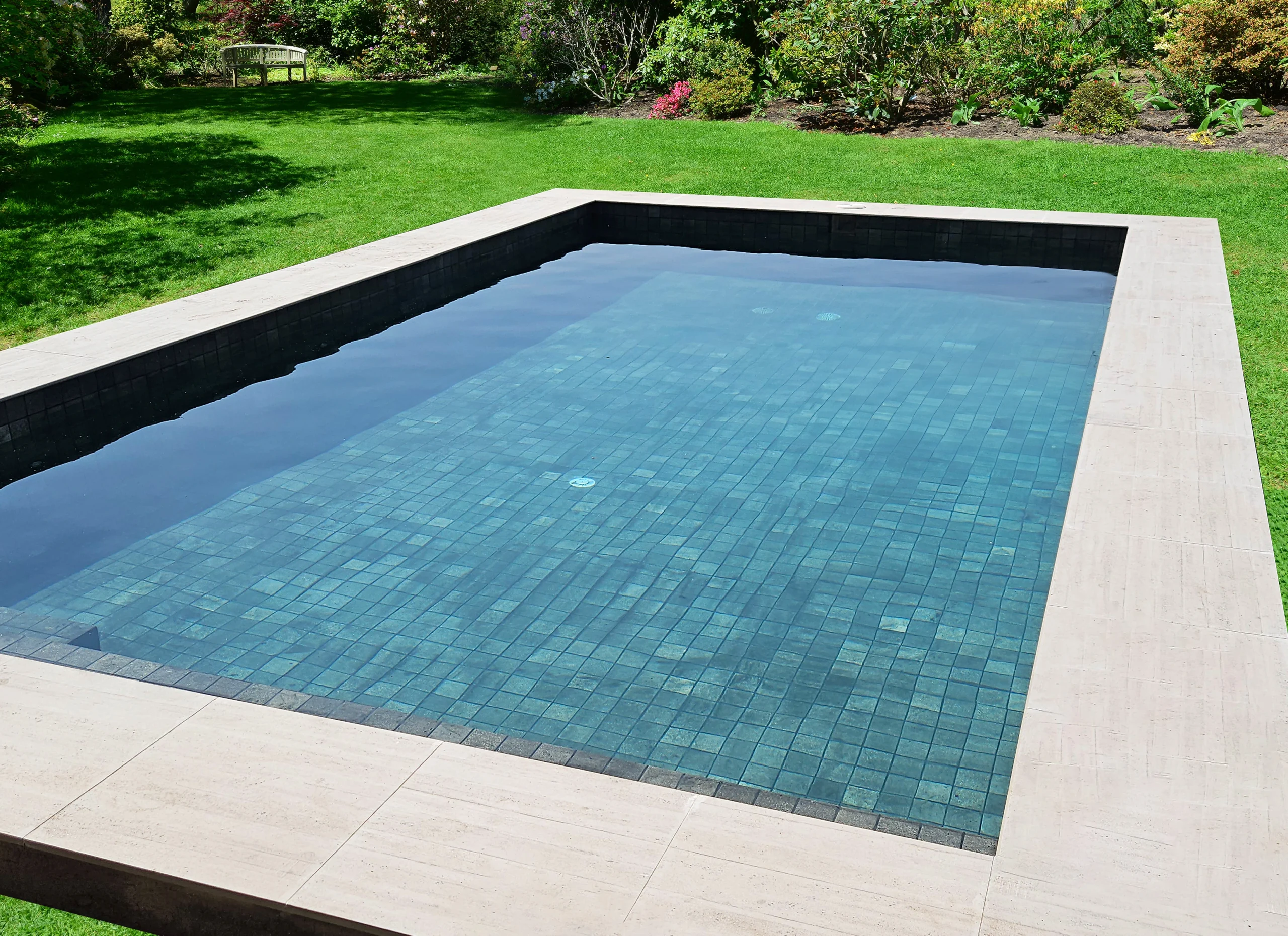 Piscina real con Pedra Bela aplicada en interior y escalones