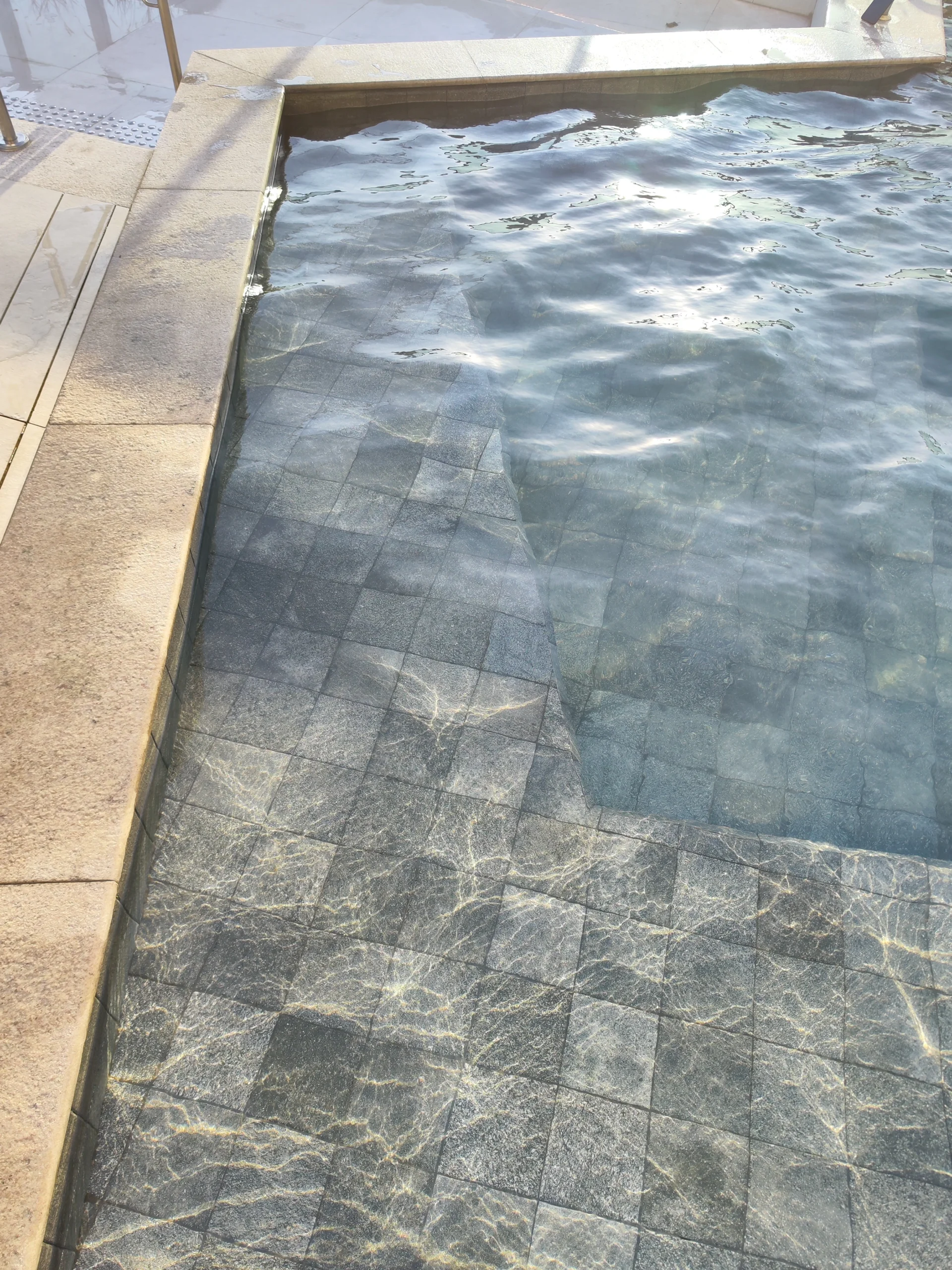 Piscina con revestimiento interior Pedra Bela en formato 10 por 10 centímetros