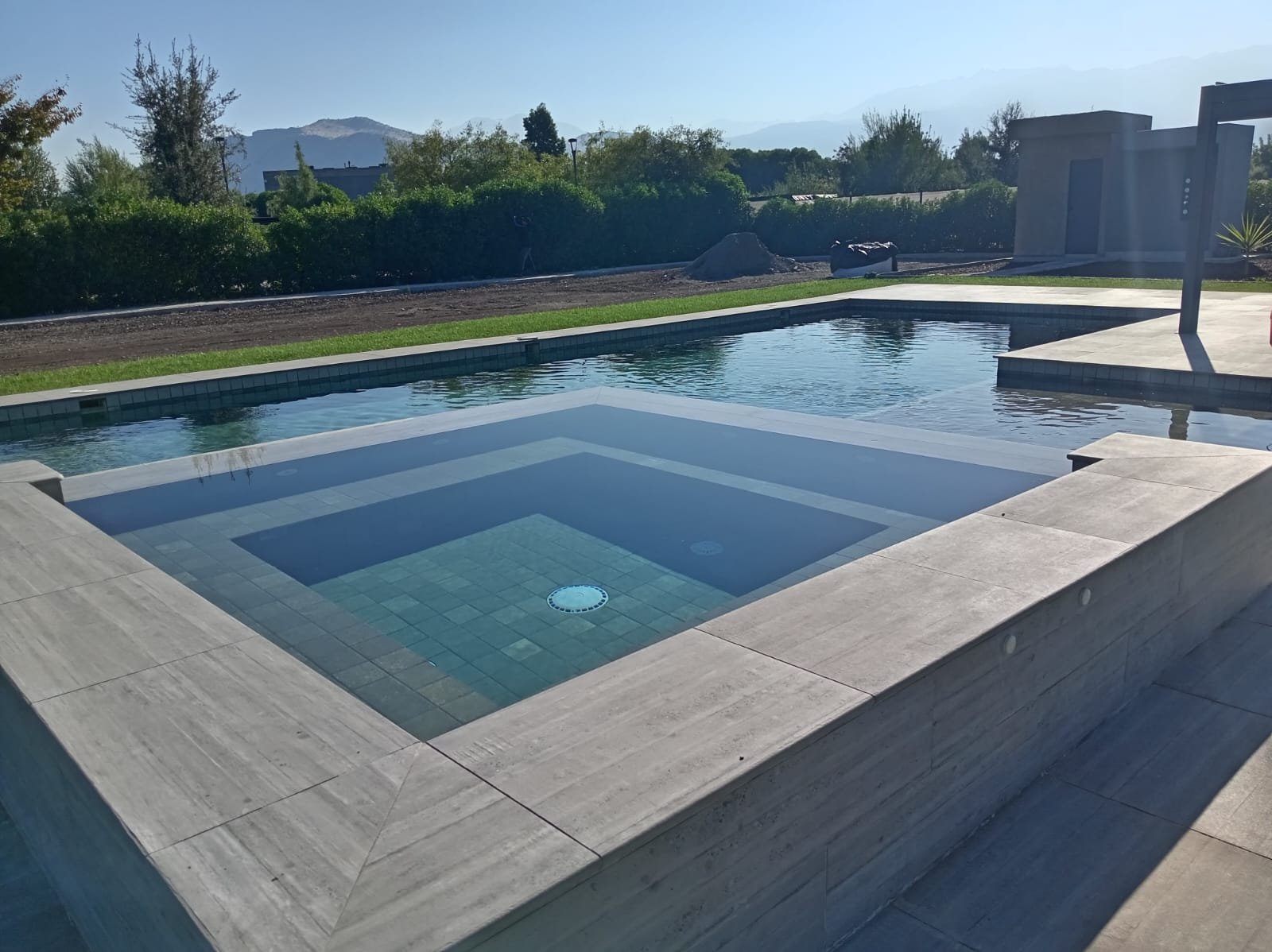Terraza exterior con porcelanato para piscina y quincho