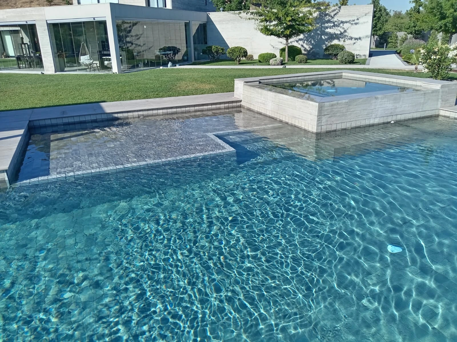 Proyecto real de piscina con revestimiento Pedra Bela y agua cristalina