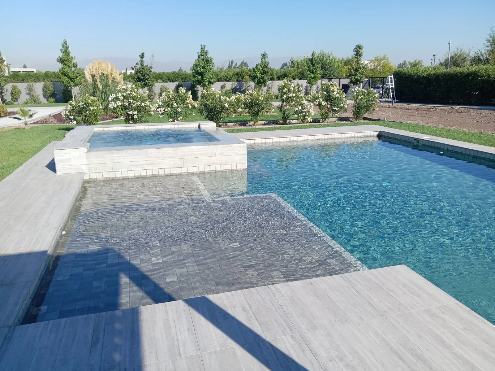 Piscina real de cliente revestida con Pedra Bela en tonos naturales