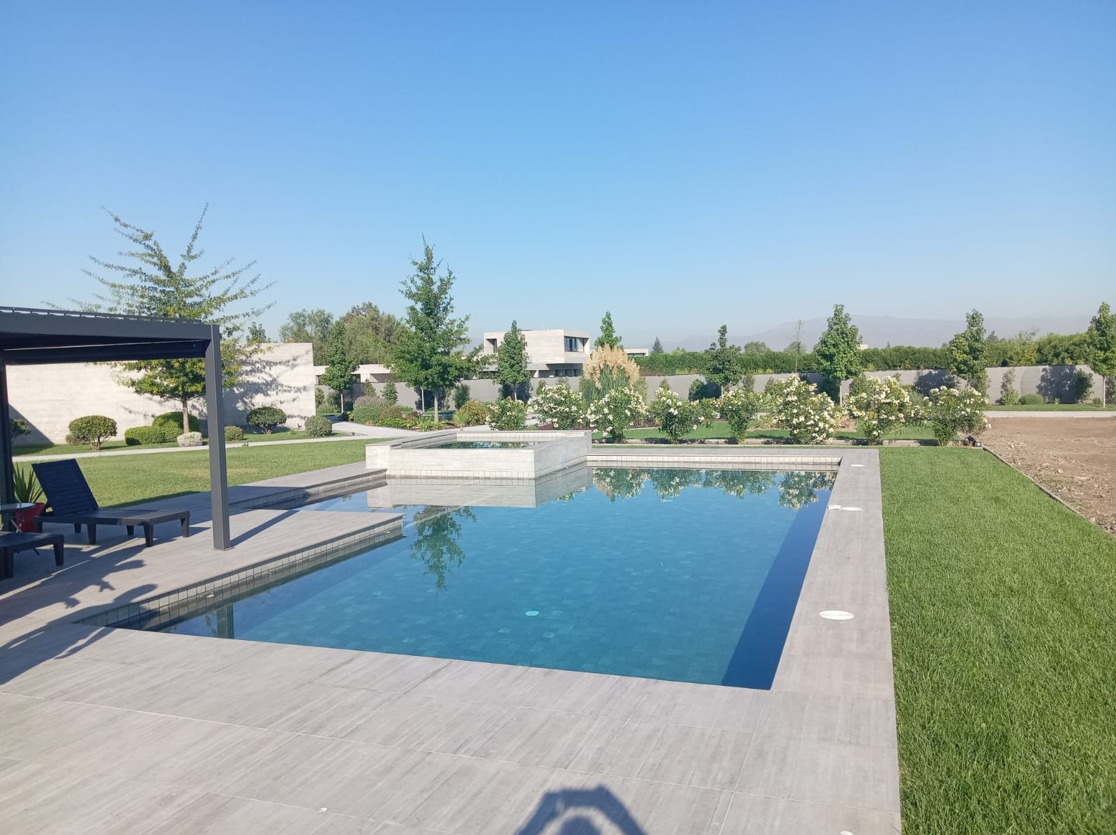 Proyecto real con porcelanato exterior para borde de piscina