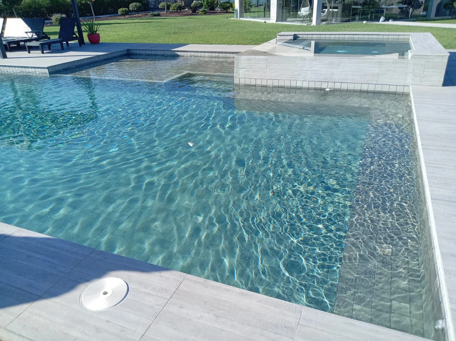 Piscina revestida con Pedra Bela en proyecto real de cliente Splash Piscinas