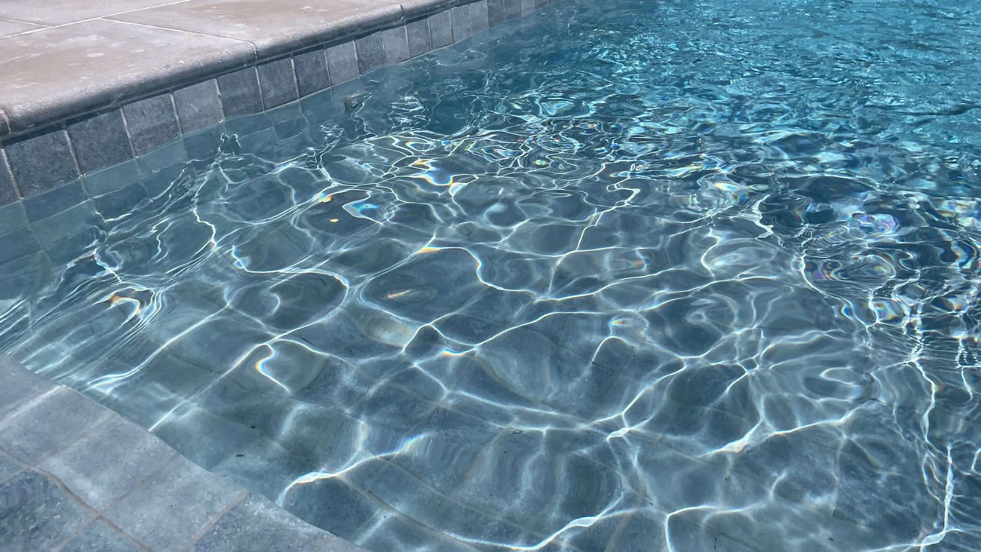 Detalle de piscina con terminación Pedra Bela para interior de piscinas