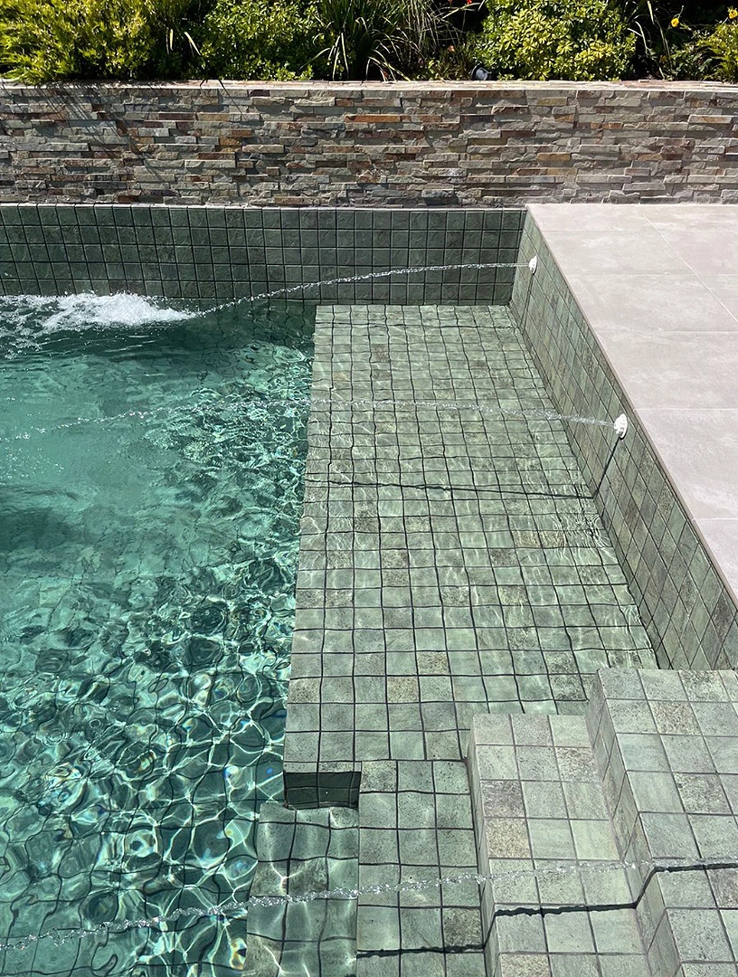 Piscina con revestimiento interior Pedra Bela en proyecto terminado