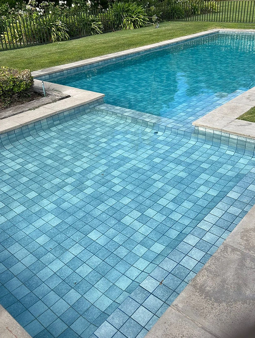 Piscina real de cliente con acabado Pedra Bela y estética natural